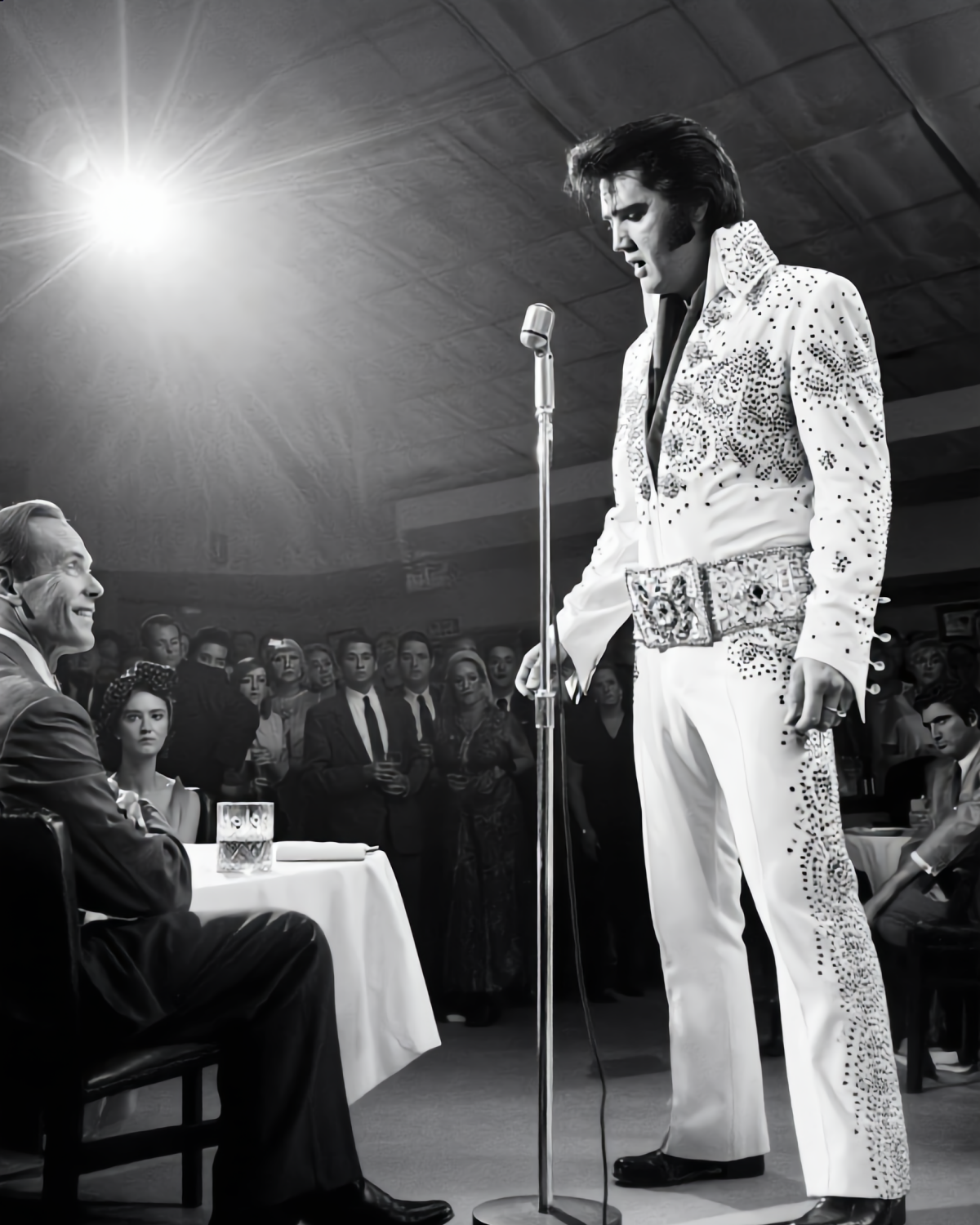 He walked on stage. Then froze. 2,000 fans waited. The band played on. But Elvis wouldn’t sing — not until 𝐭𝐡𝐚𝐭 𝐦𝐚𝐧 left the front row. | HO