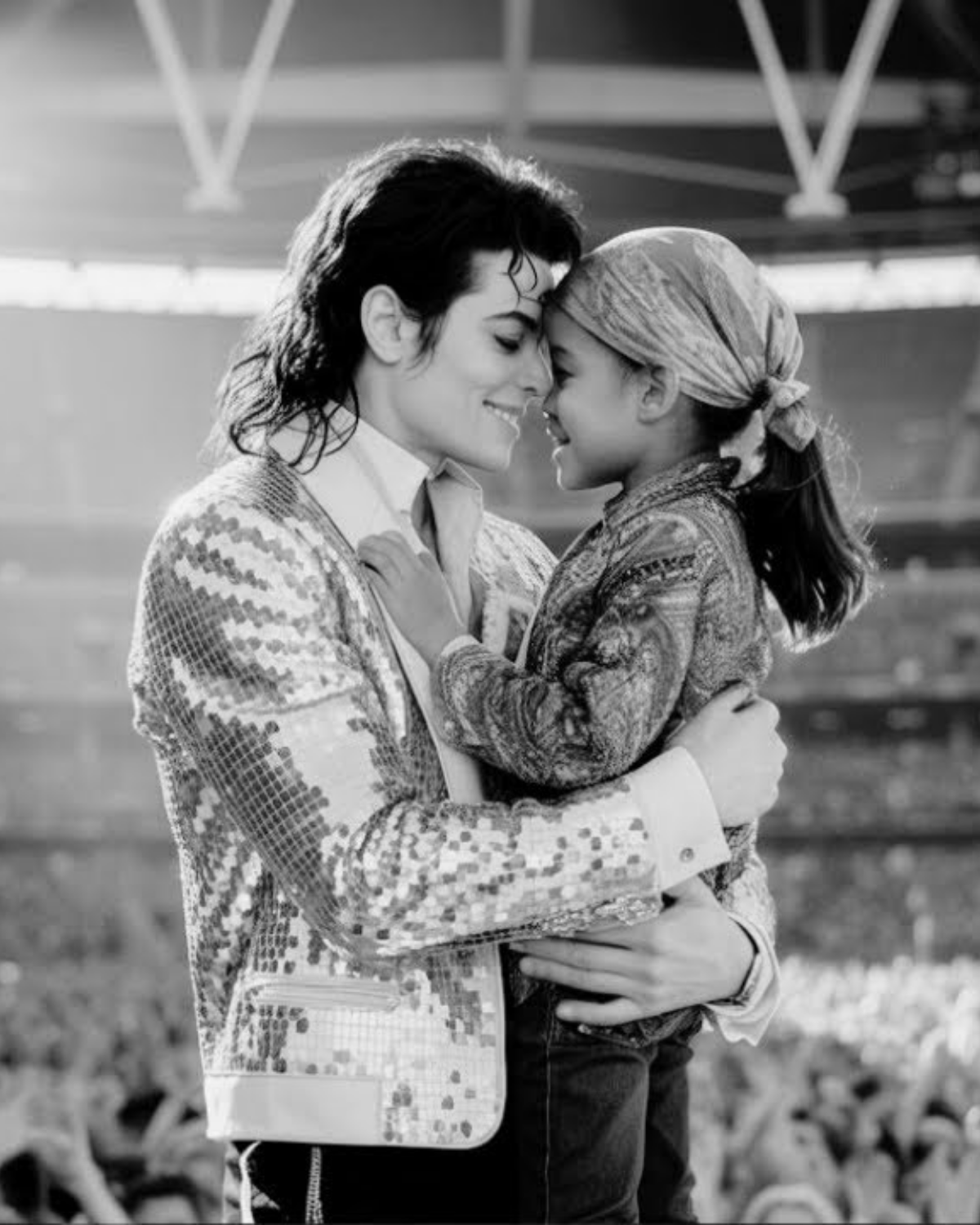Mid ‘Billie Jean,’ Michael Jackson stopped everything. 65,000 fans fell silent. A mother was screaming. Then he walked off stage… and came back carrying a 9-year-old girl with days to live- what happened next is INCREDIBLE | HO!!!!