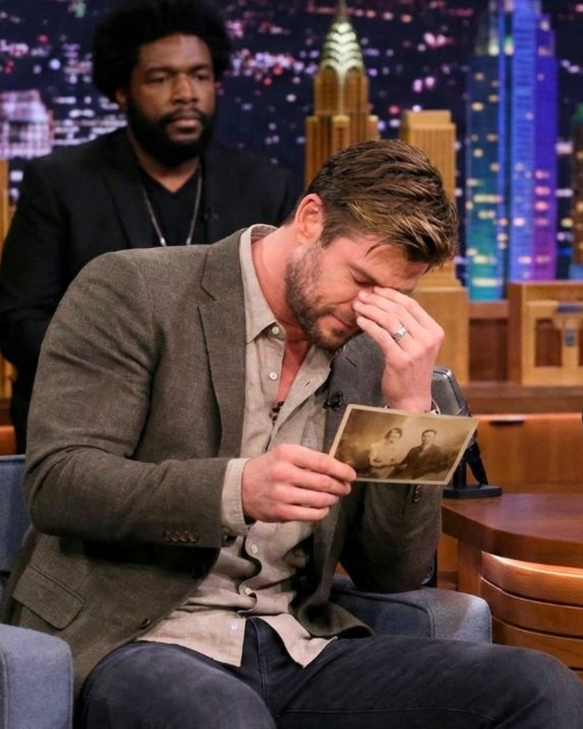 One photo. That’s all it took for Chris Hemsworth to break down on live TV. | HO!!!!