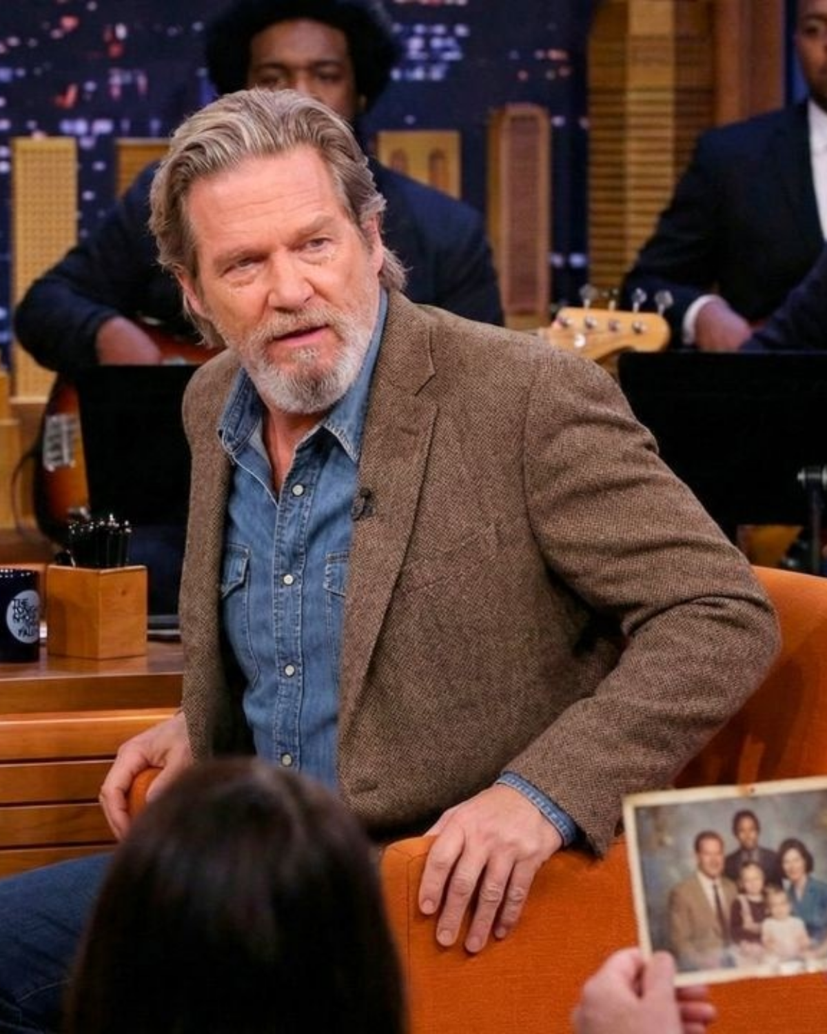 Jimmy Fallon was laughing — until Jeff Bridges 𝐬𝐮𝐝𝐝𝐞𝐧𝐥𝐲 𝐛𝐫𝐨𝐤𝐞 𝐞𝐲𝐞 𝐜𝐨𝐧𝐭𝐚𝐜𝐭 mid-interview. | HO!!!!